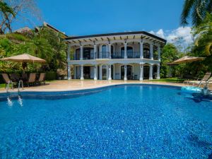 Casa Patron 6 Bdr Private Home with Pool and Game Room