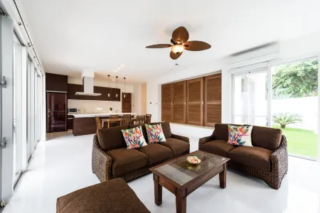 A Luxurious Detached House with a Pool Located IN Отели в г. Кин