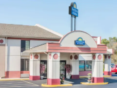 Days Inn & Suites by Wyndham Youngstown / Girard Ohio Hotels in Trumbull County