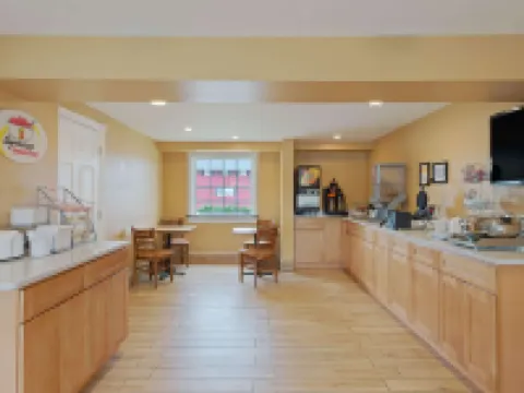 Super 8 by Wyndham Sturbridge スターブリッジのホテル