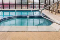 Super 8 by Wyndham Logan - Pools