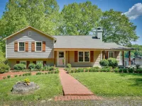 Lakefront Vacation Rental w/ Views & Hot Tub! Hotels in Bracey
