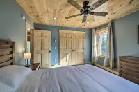 Cozy & Peaceful Waterfront Cabin on Porter Lake! - parking