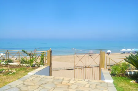 Beachfront 2-Bed Luxury Apartment - Agios Gordios, Corfu, Greece Отели в г. Agios Gordios