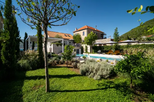 Villa Lastva is a Five Star Seafront Luxury Villa with Privite Pool - Alojamientos