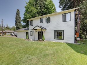 Farmhouse w/ Private Hot Tub < 1 Mile to Birch Bay