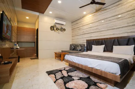 Hotel Kumar Plaza Отели в г. Матеран