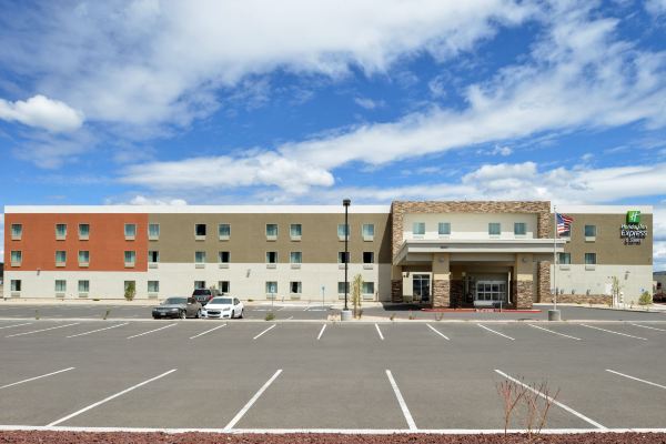 Holiday Inn Express & Suites WILLIAMS by IHG