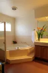 Summerhill Motor Inn - Hot Tub