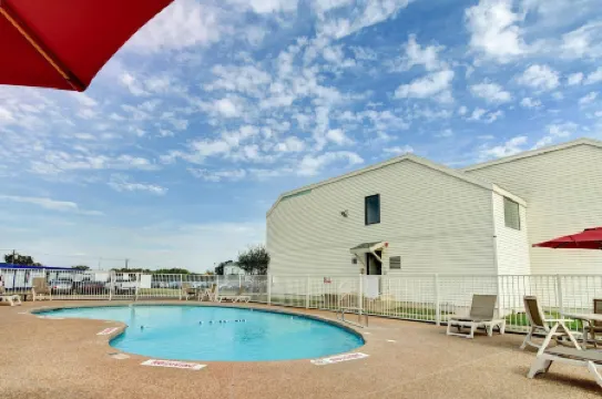 Days Inn by Wyndham Waco University Area