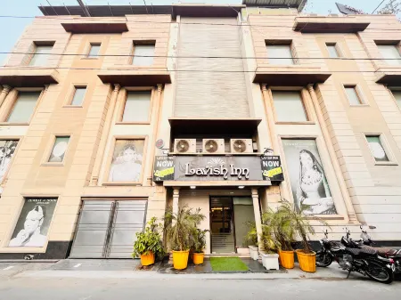 Qotel Signature Lavish Inn Rajouri Garden Отели рядом со станцией Delhi Cantt