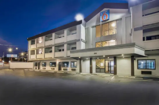 Motel 6 Atlanta, GA - Downtown Hotels near Georgia Aquarium, Inc.
