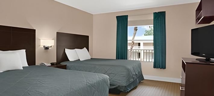 Econo Lodge Inn & Suites Hotels in Clearwater