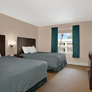 Econo Lodge Inn & Suites
