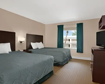 エコノ ロッジ イン & スイーツ クリアウォーター セントラル クリアウォーターのホテル