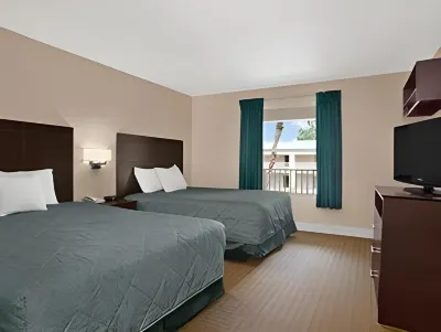 Econo Lodge Inn & Suites Отели в г. Клирвотер