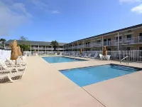 Super 8 by Wyndham Biloxi - Kolam Renang