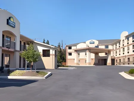 Days Inn & Suites by Wyndham Laurel Near Fort Meade Отели в г. Лорел