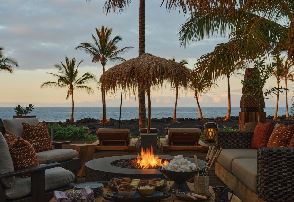 코나 빌리지의 전통 하와이안 풍의 방갈로와 라나이 전경