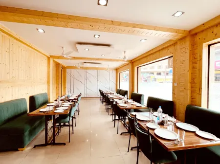 Hotel Amit - 5 Mins Drive to Airport Отели в г. Shamshi