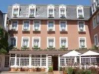 Hotel le Lion d'Or et Restaurant la Table du Lion Hotel dekat Bayeux's Train Station