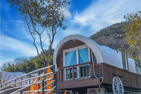 Goseong Oksu Spa Camping Land Pension Отели рядом с достопримечательностью «Goseong Dinosaur World Expo»