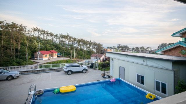 태안 라운지14의 깔끔한 객실 모습