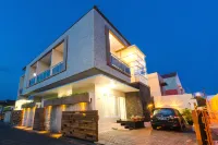 Modern Minimalist w/ Breakfast Near Malioboro Hotels in Mergangsan