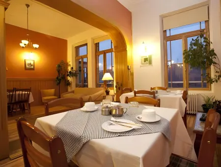 Hotel Plaza Отели в г. Магальянес