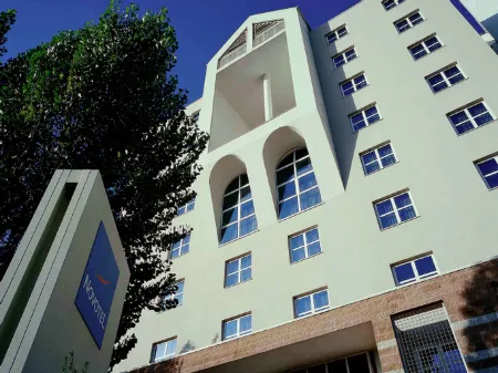 Novotel Florence North Airport Отели рядом с достопримечательностью «Piazza della Costituzione»