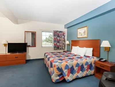 Reston Inn & Suites Hôtels à proximité de : Clay County Heritage Center