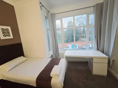 Kingswood Hotel Các khách sạn gần RBWM Maidenhead Library