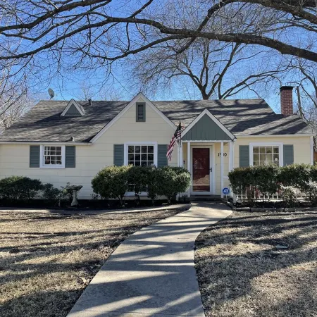 New! Cheerful cottage filled with art and books in the heart of Waxahachie