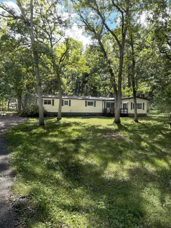 Arbor Acres Cottage!  Bright, cheery, cozy and ready for you right by Wis Dells! Отели в г. Линдон