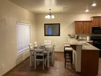 Elegant Cedar Ridge Escape with clubhouse amenities - pool, hot tub, gym, grill.