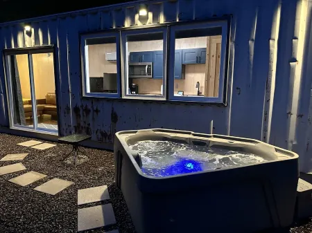 The Den Shipping Container Cabin-HotTub!-High Speed WiFi!-Great View & Location!