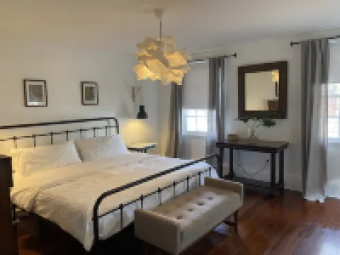 Stylish Apartment walk to Forsyth Park King Bed