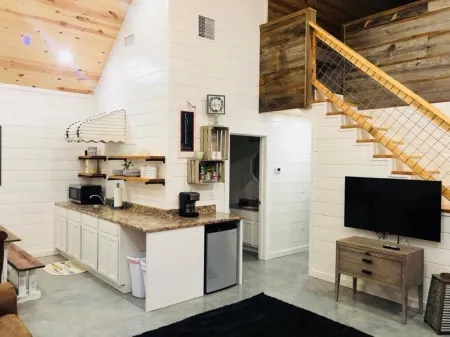 Knotty Squirrel Unit 3 Multibedroom Suite Отели в г. Маунтин-Вью