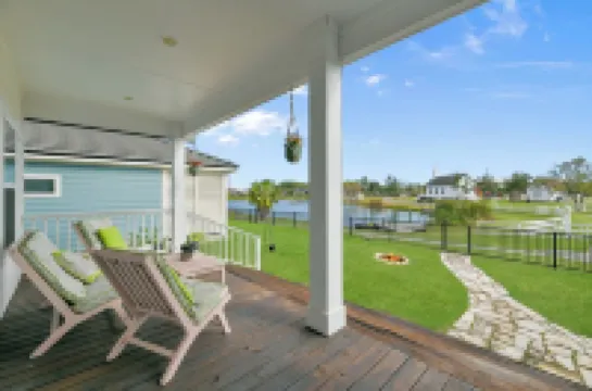 Artistic & Charming 2-bedroom house on quiet lake near NASA and Galveston