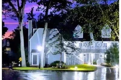 Luxe Villa- mins from Mohegan Sun with fireplace, jacuzzi, sauna/pools, and spa