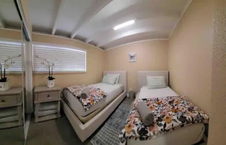 Airport 15min, Downtown 5min, Beautiful Cozy Home<br> Отели в г. Йоло