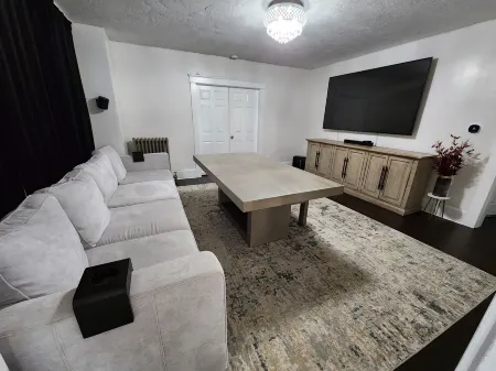 Spacious and luxurious 3-bedroom home w/jetted bathtub Отели рядом с достопримечательностью «Lambda Chi Alpha»