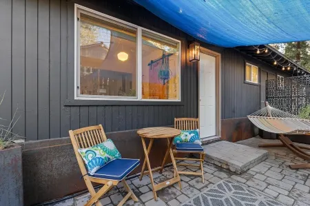 Walk to Beach! Fireplace, Pets OK! Camp Star-Lite! Отели рядом с достопримечательностью «Государственная зона отдыха Кингс Бич»