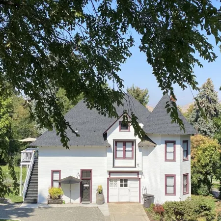 Lovely 2 Bedroom Carriage House Unit with Loft