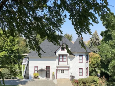 Lovely 2 Bedroom Carriage House Unit with Loft