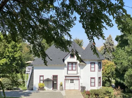 Lovely 2 Bedroom Carriage House Unit with Loft