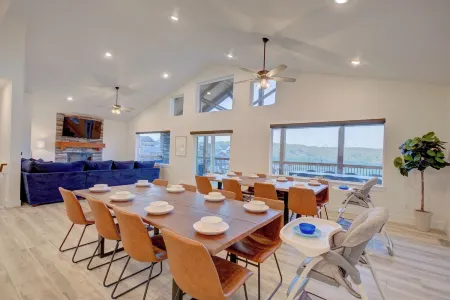 Specials!! • Theater • Lake Views • Hot Tub • Silver Dollar City