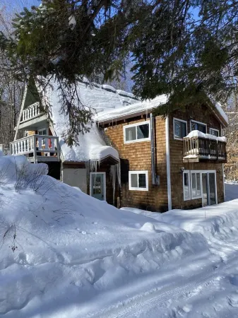 1 mile to Mt Snow, Pet friendly 2BDR clean Отели в г. West Dover