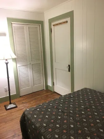 Cute 2+ Bedroom Cottage Отели в г. Peaks Island