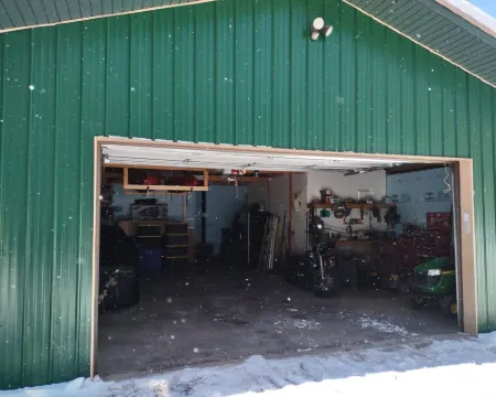 Secluded cabin in the woods-UTV, hunting, fishing, pet friendly Hotels in Rusk